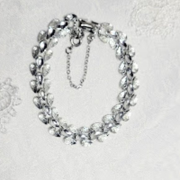 VINTAGE SILVER PLATED THREE TEARDROP SHAPED BRACELET 7.5" WITH SAFETY CHAIN - Picture 1 of 6